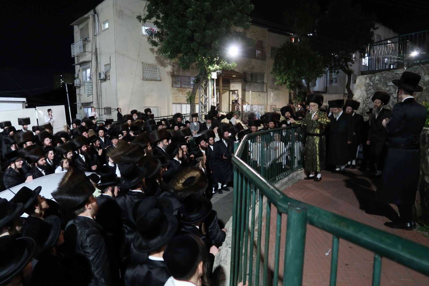 מוצאי שמחת תורה בחצה"ק סערט ויז'ניץ