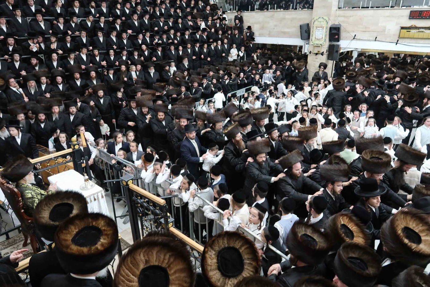 מוצאי שמחת תורה בחצה"ק סערט ויז'ניץ