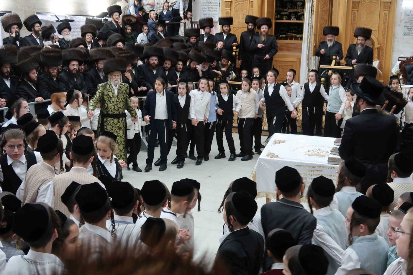 מוצאי שמחת תורה בחצה"ק סערט ויז'ניץ