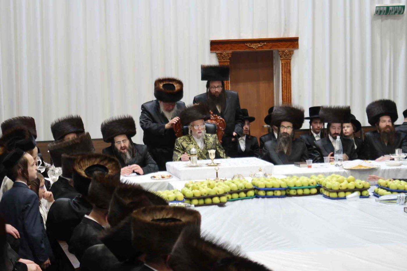 מוצאי שמחת תורה בחצה"ק סערט ויז'ניץ