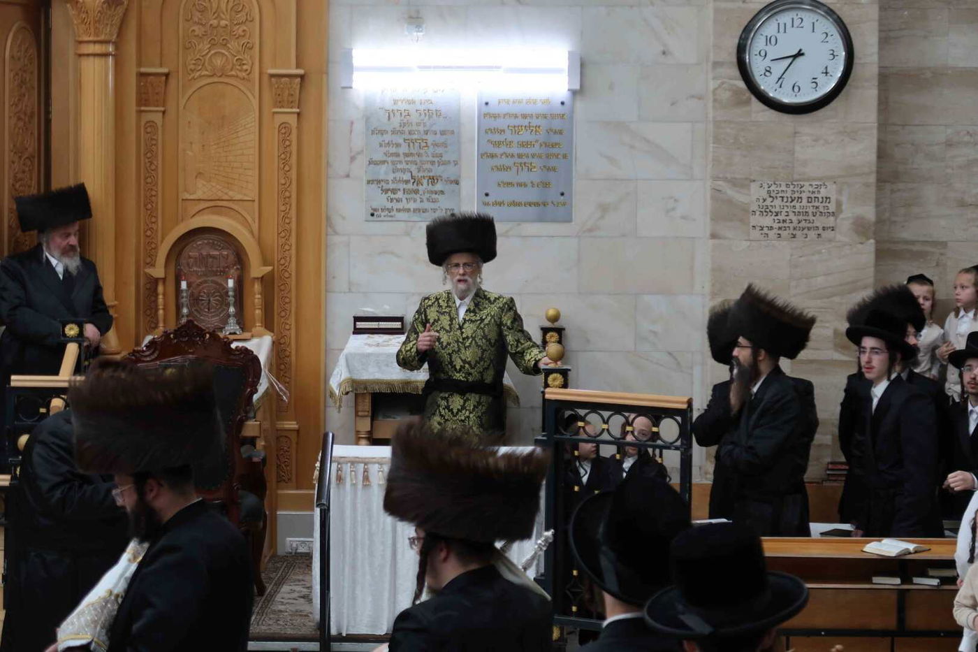 מוצאי שמחת תורה בחצה"ק סערט ויז'ניץ