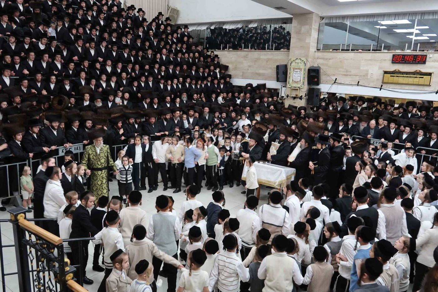 מוצאי שמחת תורה בחצה"ק סערט ויז'ניץ