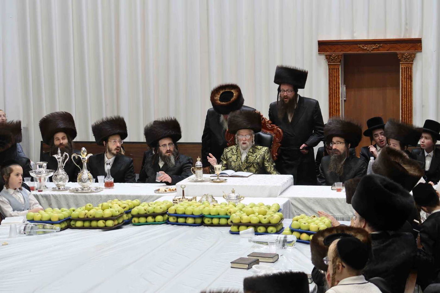 מוצאי שמחת תורה בחצה"ק סערט ויז'ניץ