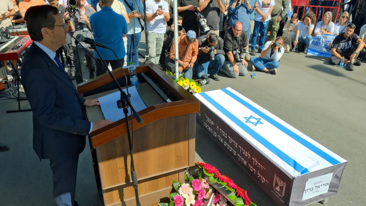 מטלטל וקורע לב: האלמנה הקריאה את ההספד שכתבה לבעלה לפני שנתיים