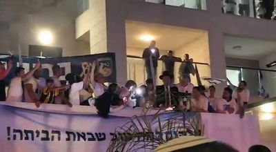 בקול חנוק מדמעות: שורד השבי אלקנה בוחבוט בירך "הגומל" ו"שהחיינו"