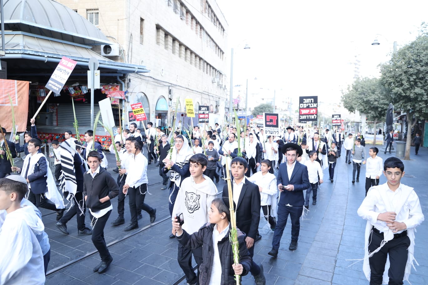 המחאה בסוכות על קדושת המחנה בשוק מחנה יהודה