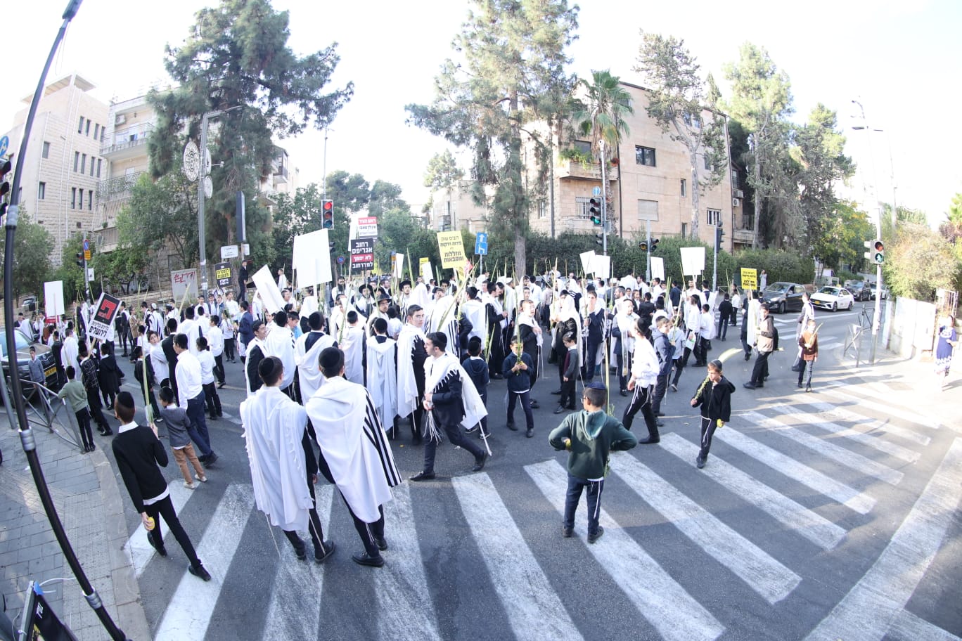 המחאה בסוכות על קדושת המחנה בשוק מחנה יהודה