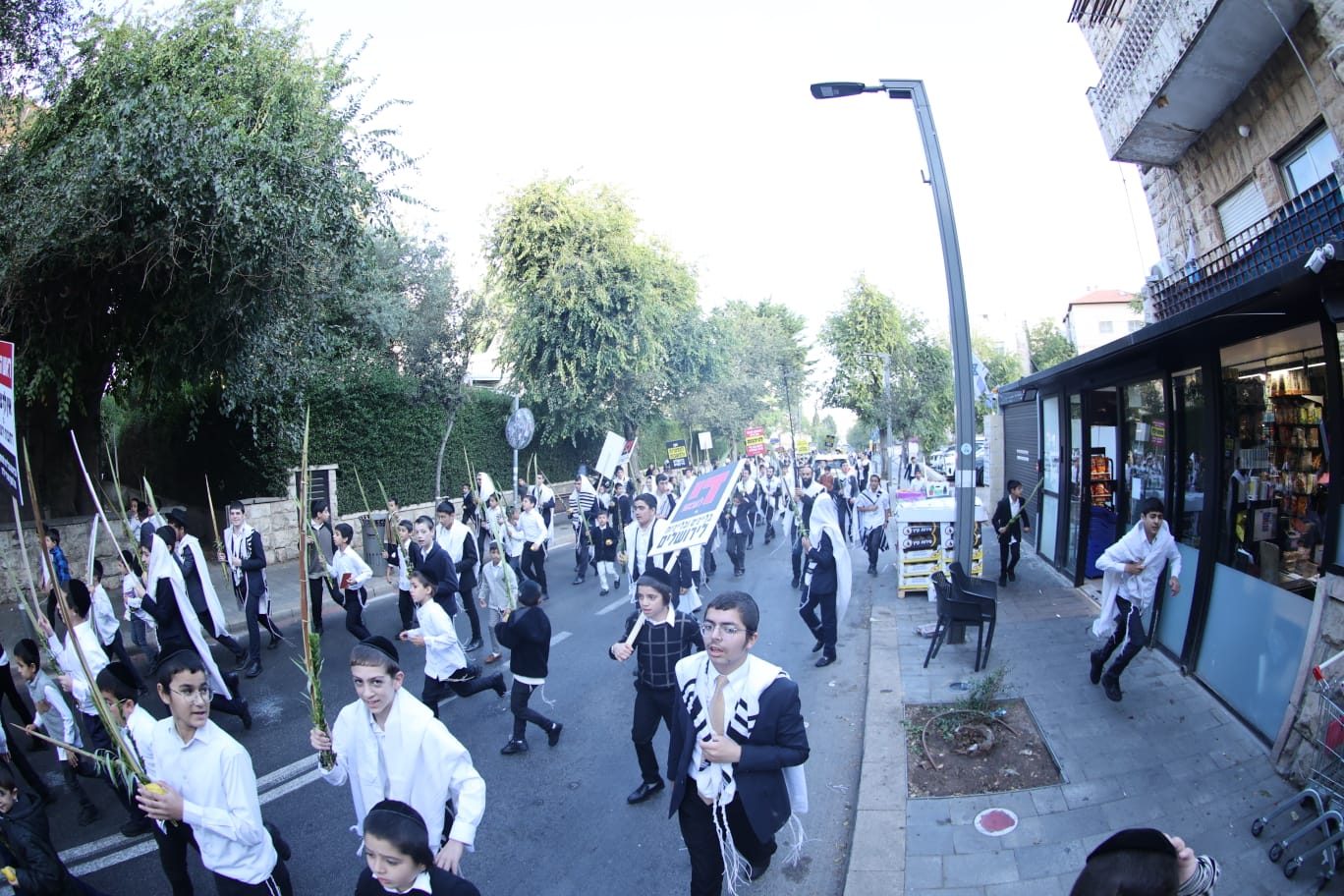 המחאה בסוכות על קדושת המחנה בשוק מחנה יהודה