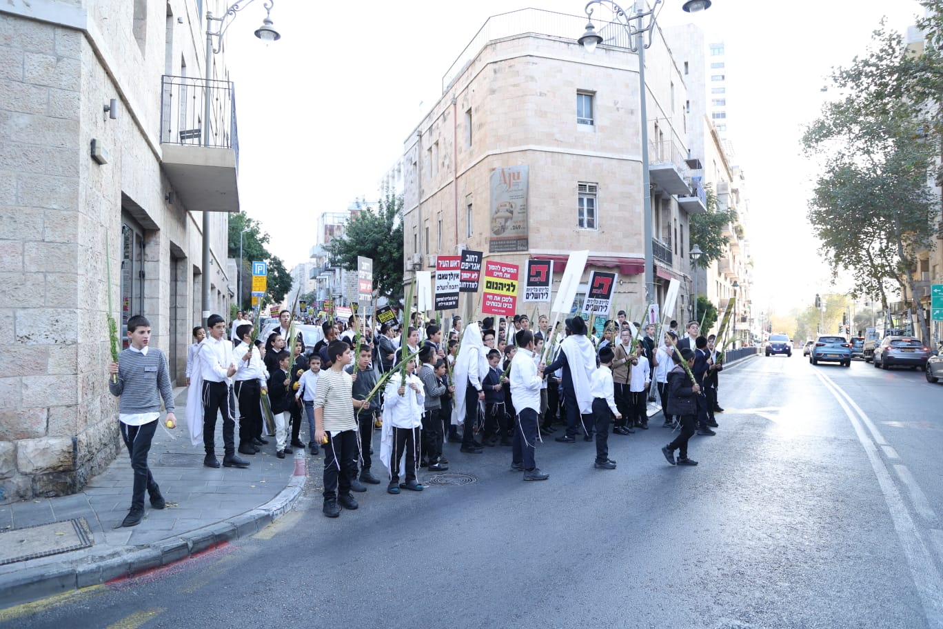 המחאה בסוכות על קדושת המחנה בשוק מחנה יהודה
