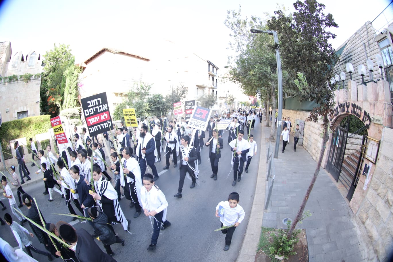 המחאה בסוכות על קדושת המחנה בשוק מחנה יהודה