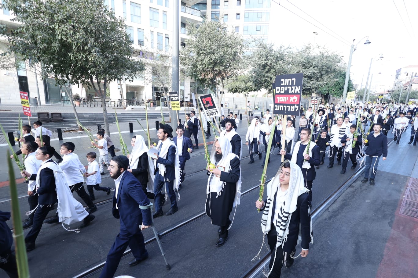 המחאה בסוכות על קדושת המחנה בשוק מחנה יהודה