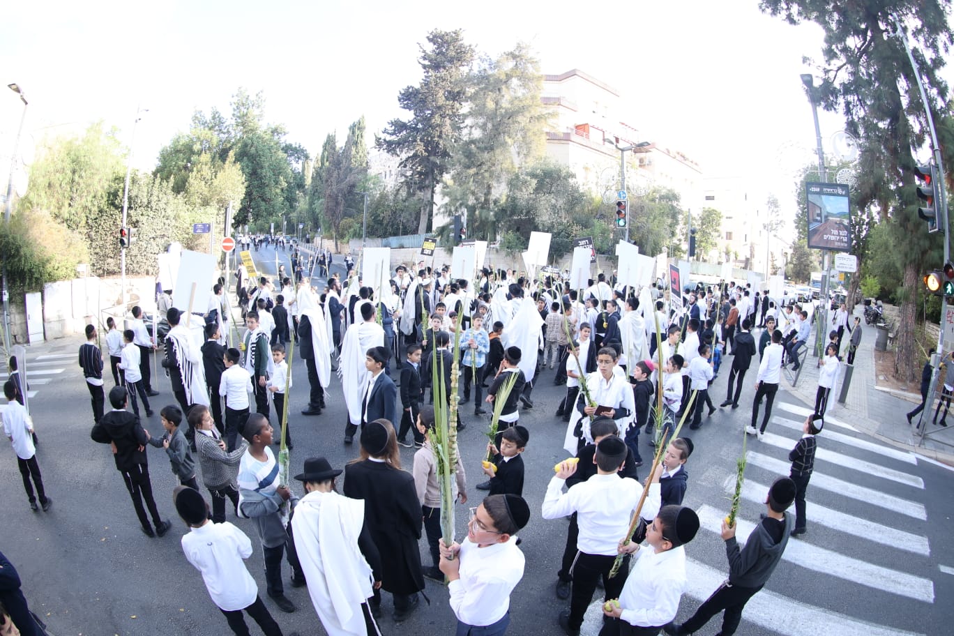 המחאה בסוכות על קדושת המחנה בשוק מחנה יהודה