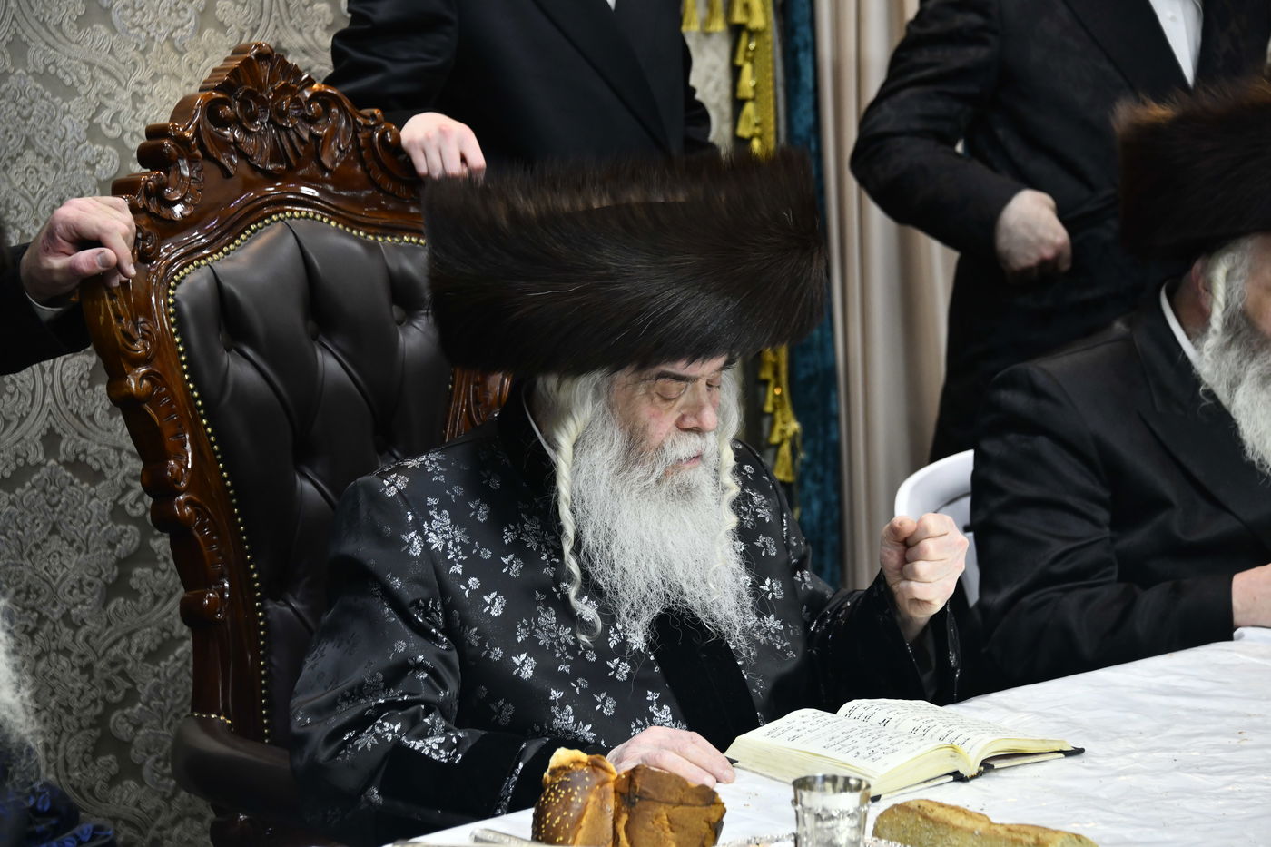 האדמו"ר מקרעטשניף י-ם בטיש חוה"מ סוכות