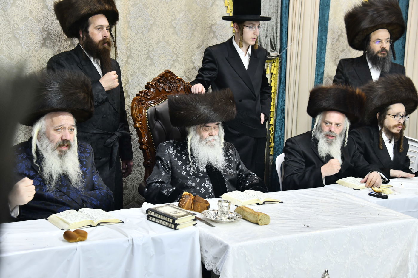 האדמו"ר מקרעטשניף י-ם בטיש חוה"מ סוכות