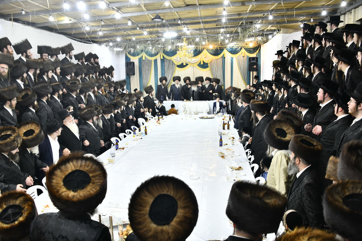 האדמו"ר מקרעטשניף י-ם בטיש חוה"מ סוכות