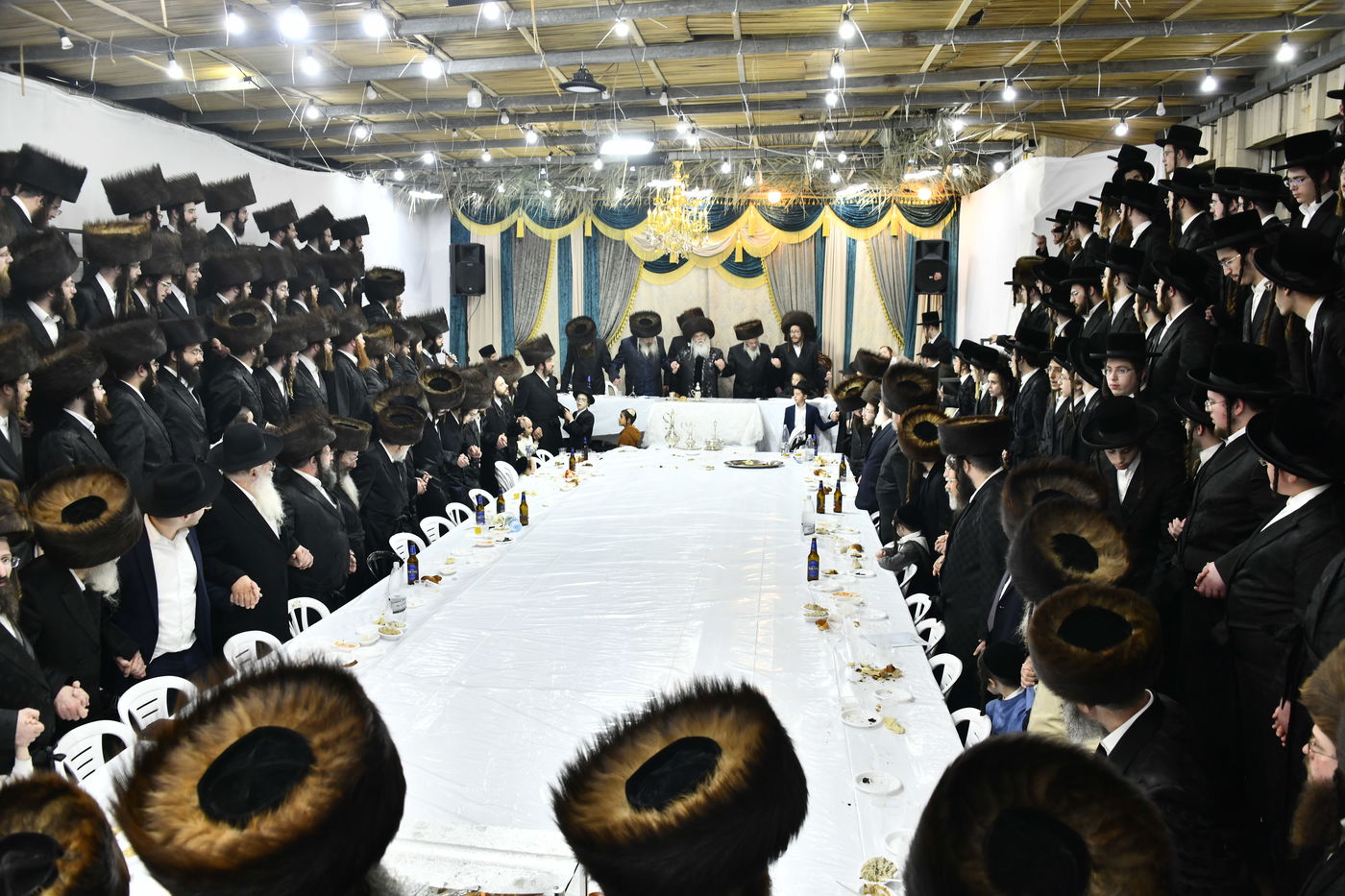 האדמו"ר מקרעטשניף י-ם בטיש חוה"מ סוכות