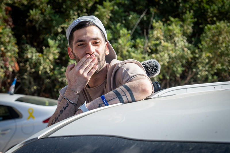 "ישראל זה הבית שלנו": האחים שורדי השבי חזרו לביתם, כך הם התקבלו