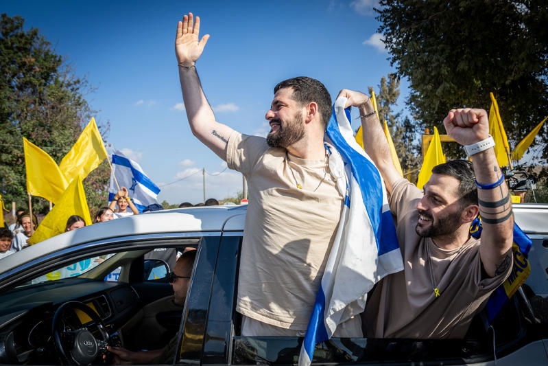 "ישראל זה הבית שלנו": האחים שורדי השבי חזרו לביתם, כך הם התקבלו