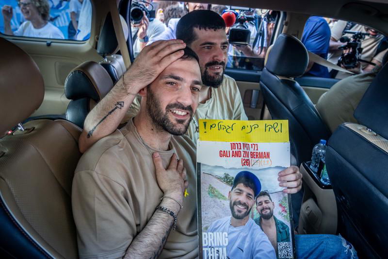 "ישראל זה הבית שלנו": האחים שורדי השבי חזרו לביתם, כך הם התקבלו