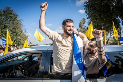 "ישראל זה הבית שלנו": האחים שורדי השבי חזרו לביתם, כך הם התקבלו