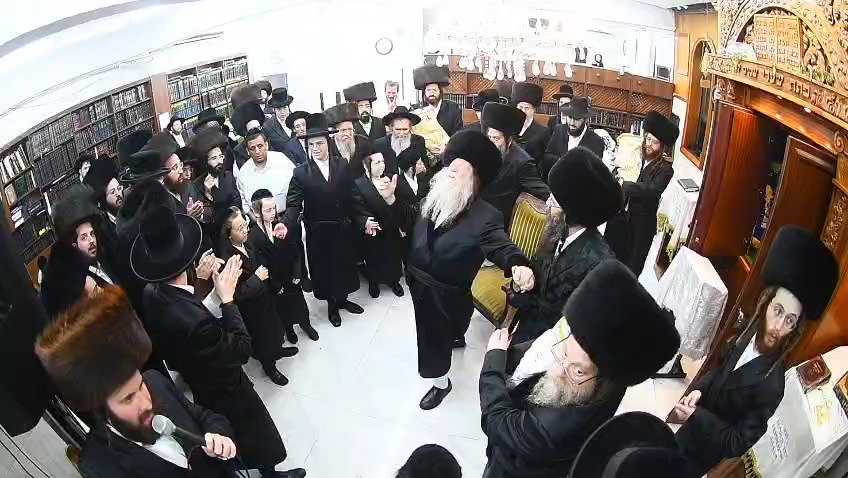 האדמו"ר מקוזמיר בשירת 'יש בורא עולם'