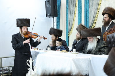 האדמו"ר מקרעטשניף י-ם בטיש חוה"מ סוכות