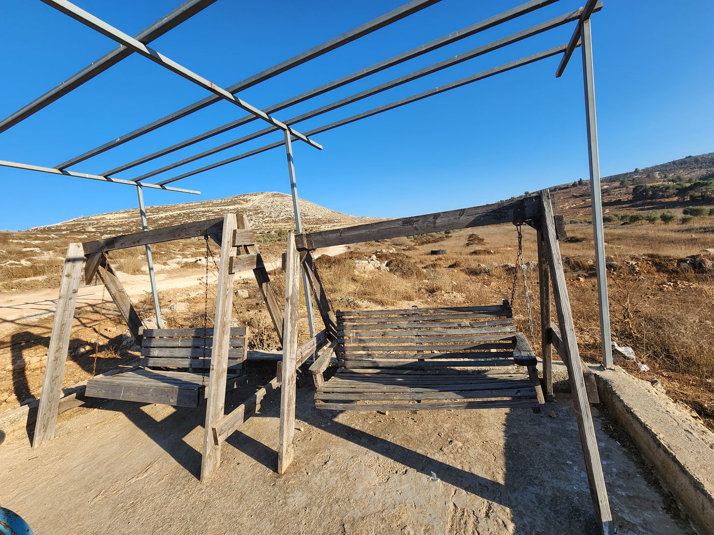 בור מים בדרך לחורבת אסתונא. בעמוד ענן נכתב ששמו "בור שומרי הנחל"