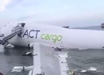 דרמה בהונג קונג: מטוס מטען החליק מהמסלול בזמן הנחיתה - ישירות לים | תיעוד