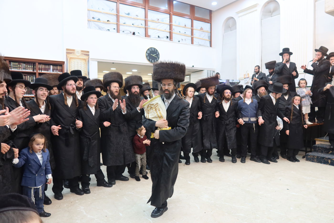 הקפות שניות בחצה"ק זוועיהל