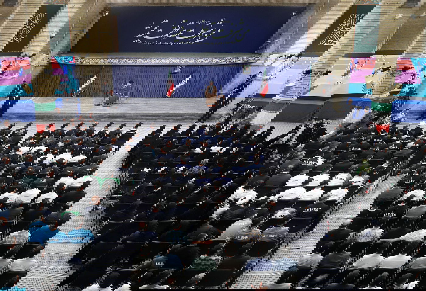 חמינאי נפגש עם ספורטאים באיראן