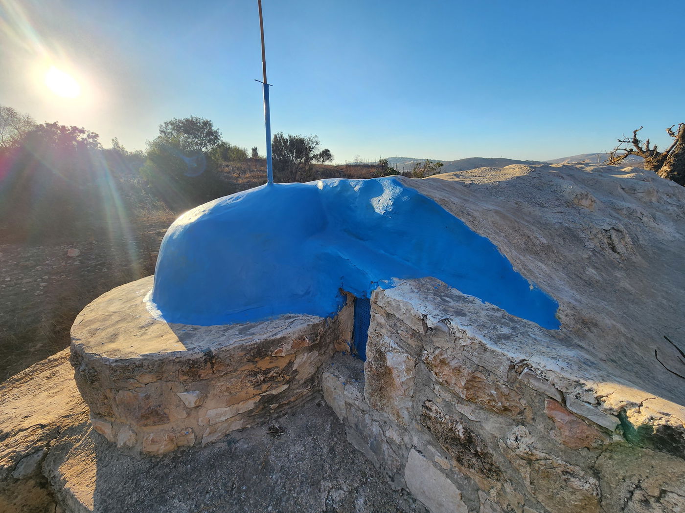מבנה עתיק בחורבת אסתונא שנצבע בכיפה תכלת והוכרז כקבר אחיה השילוני