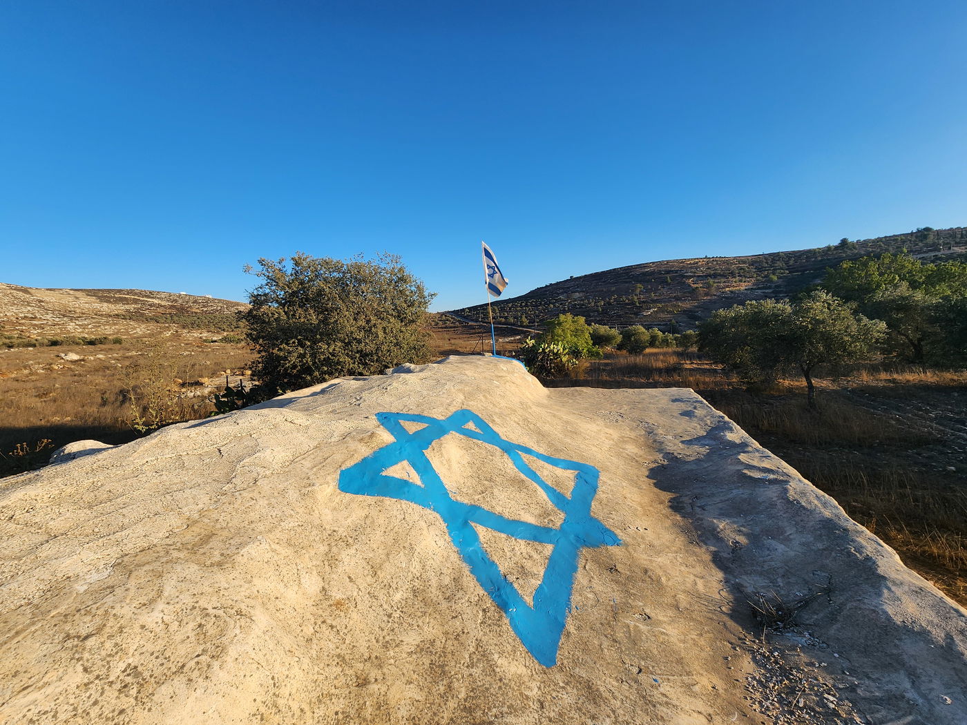 מבנה עתיק בחורבת אסתונא שנצבע בכיפה תכלת והוכרז כקבר אחיה השילוני