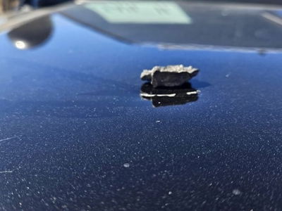 הרסיסים שנפלו על רכבי האבטחה