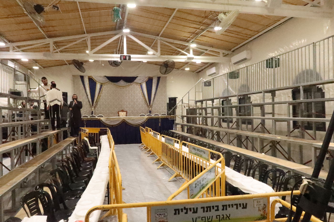 סוכות בחצה"ק זוועיהל