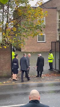 "החליף חיוכים עם חברי הקהילה" | תיעוד יוצא דופן: המלך צ'ארלס השלישי ביקר בבית הכנסת במנצ'סטר