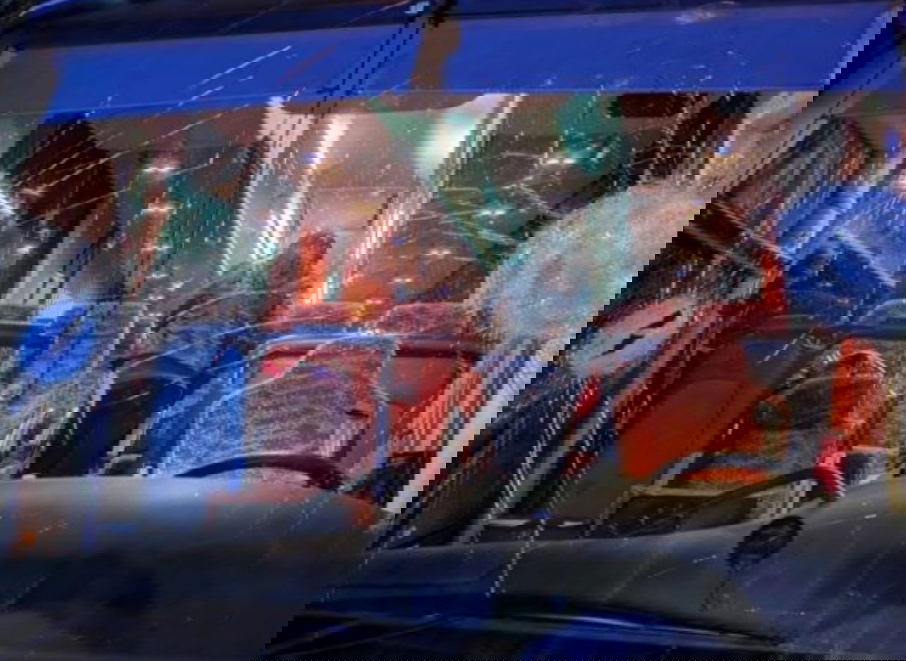 שמשת האוטובוס מנופצת בצד שמאל