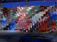 שמשת האוטובוס מנופצת בצד שמאל