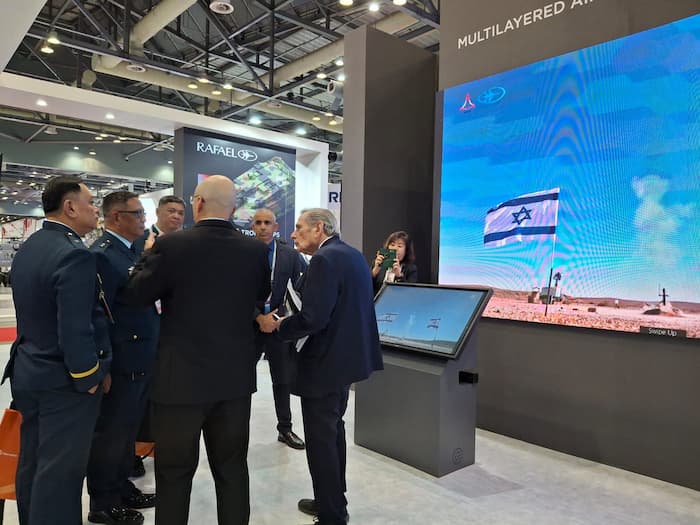 אנשי צוות ישראלים בתערוכה הביטחונית