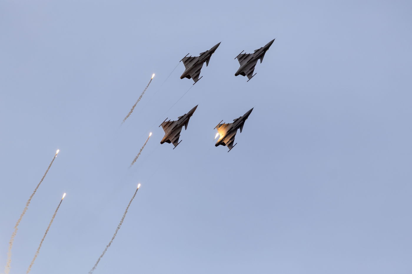 מטוס קרב משגר נורים, אילוסטרציה