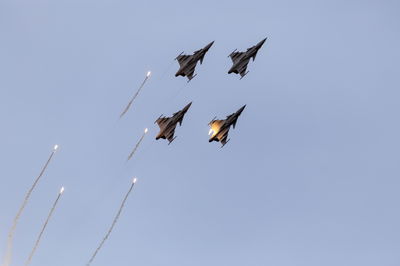 מטוס קרב משגר נורים, אילוסטרציה