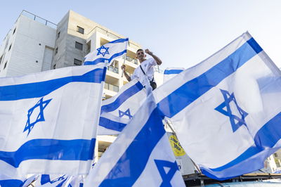 חטופים חוזרים הביתה