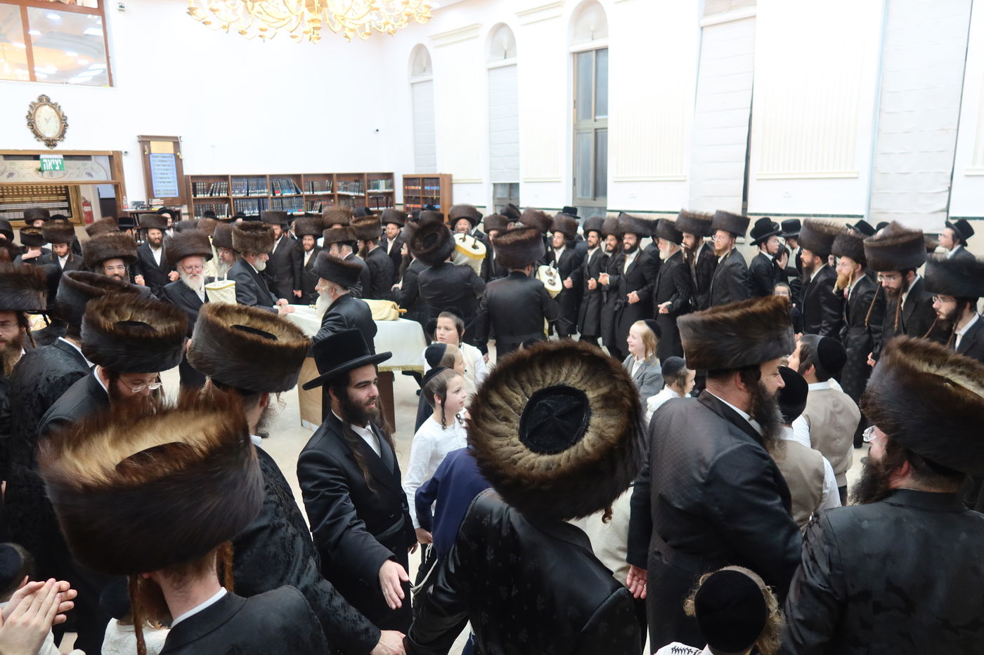 הקפות שניות בחצה"ק זוועיהל