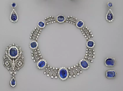 השרשרת (באמצע) שנגנבה