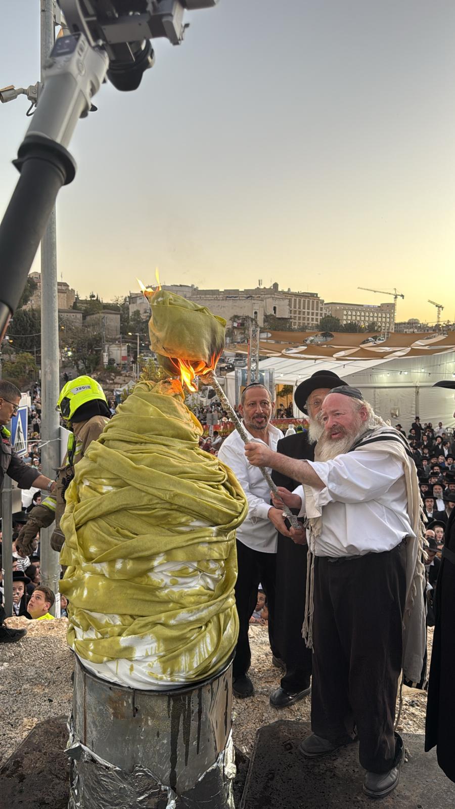 המקובל רבי יעקב עדס בהדלקה בהילולת 'שמעון הצדיק' בירושלים