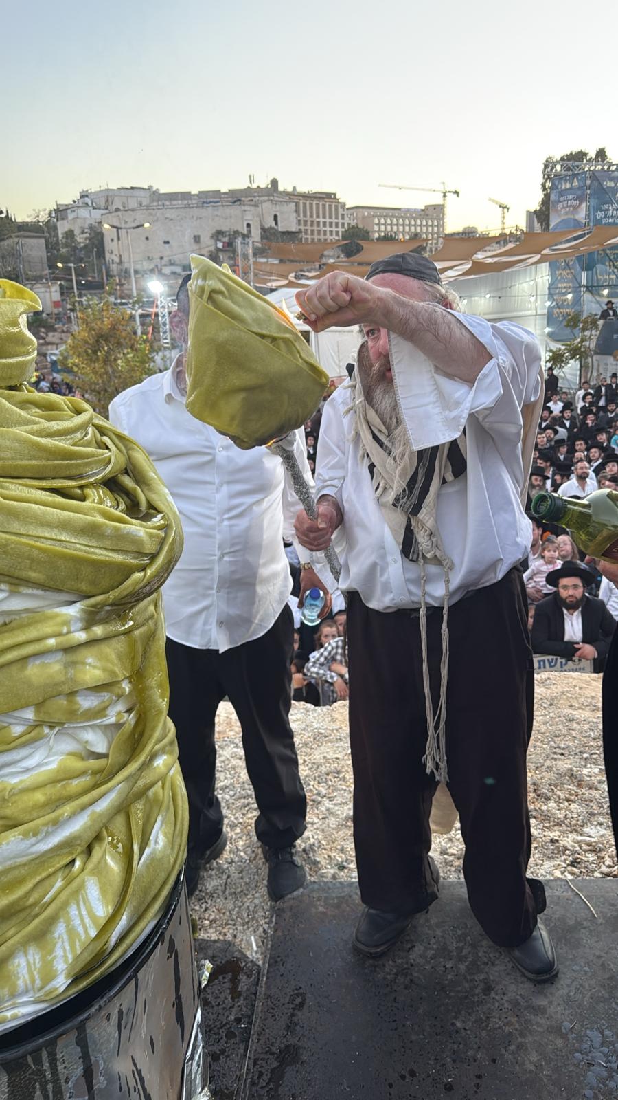 המקובל רבי יעקב עדס בהדלקה בהילולת 'שמעון הצדיק' בירושלים