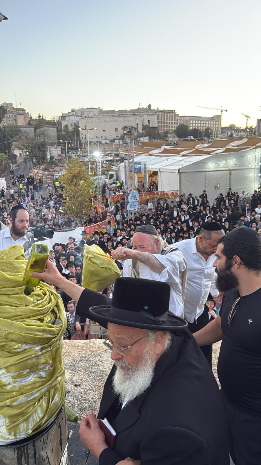 המקובל רבי יעקב עדס בהדלקה בהילולת 'שמעון הצדיק' בירושלים