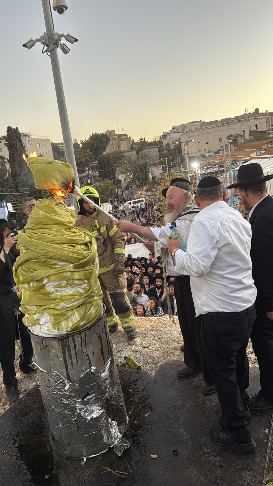 המקובל רבי יעקב עדס בהדלקה בהילולת 'שמעון הצדיק' בירושלים