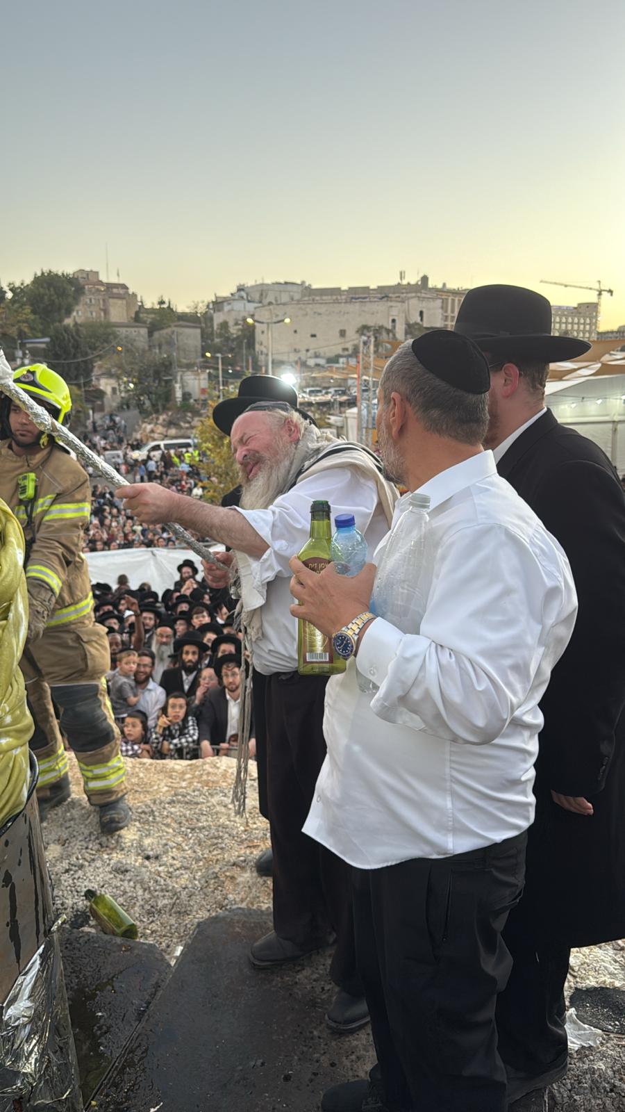 המקובל רבי יעקב עדס בהדלקה בהילולת 'שמעון הצדיק' בירושלים