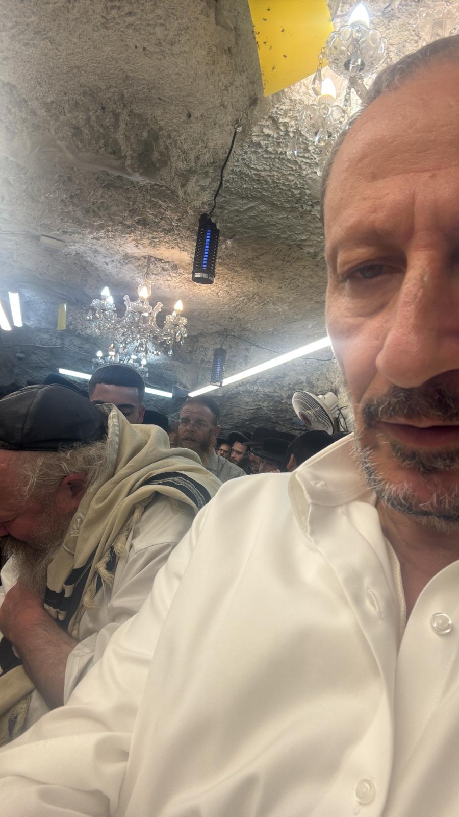 המקובל רבי יעקב עדס בהדלקה בהילולת 'שמעון הצדיק' בירושלים