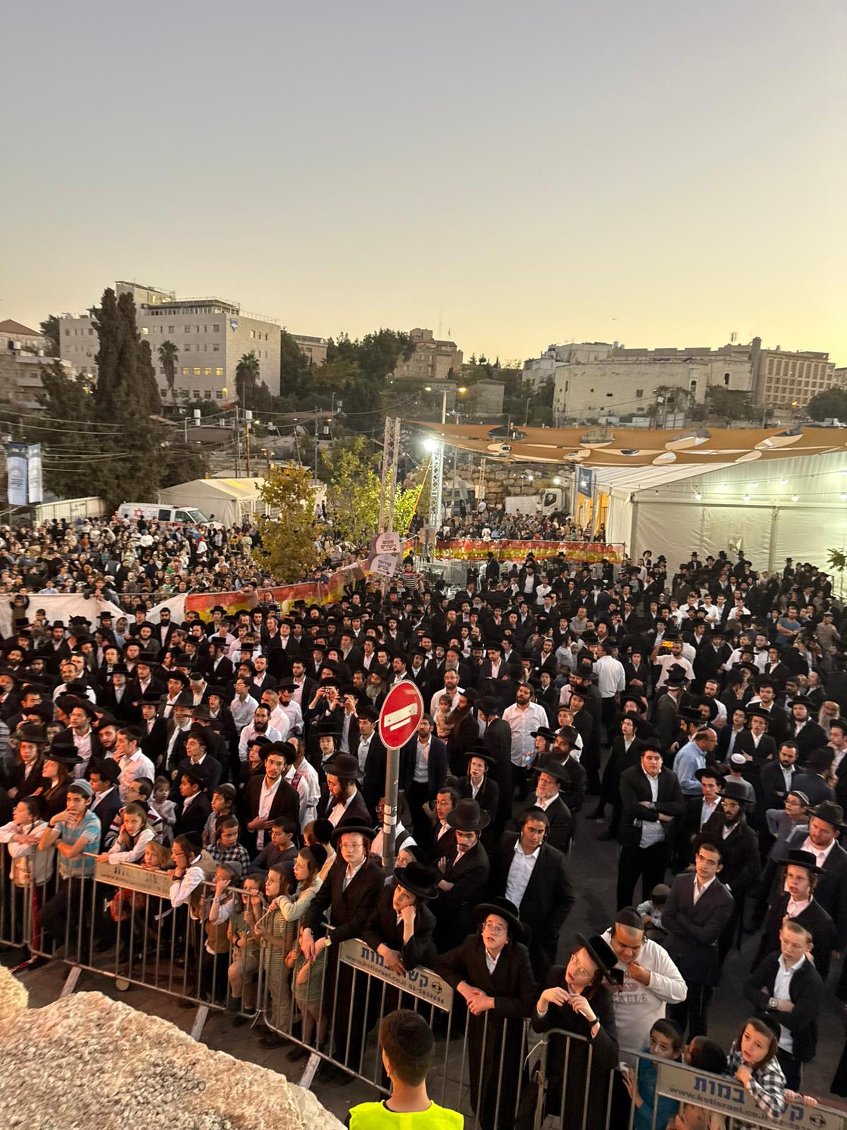המקובל רבי יעקב עדס בהדלקה בהילולת 'שמעון הצדיק' בירושלים